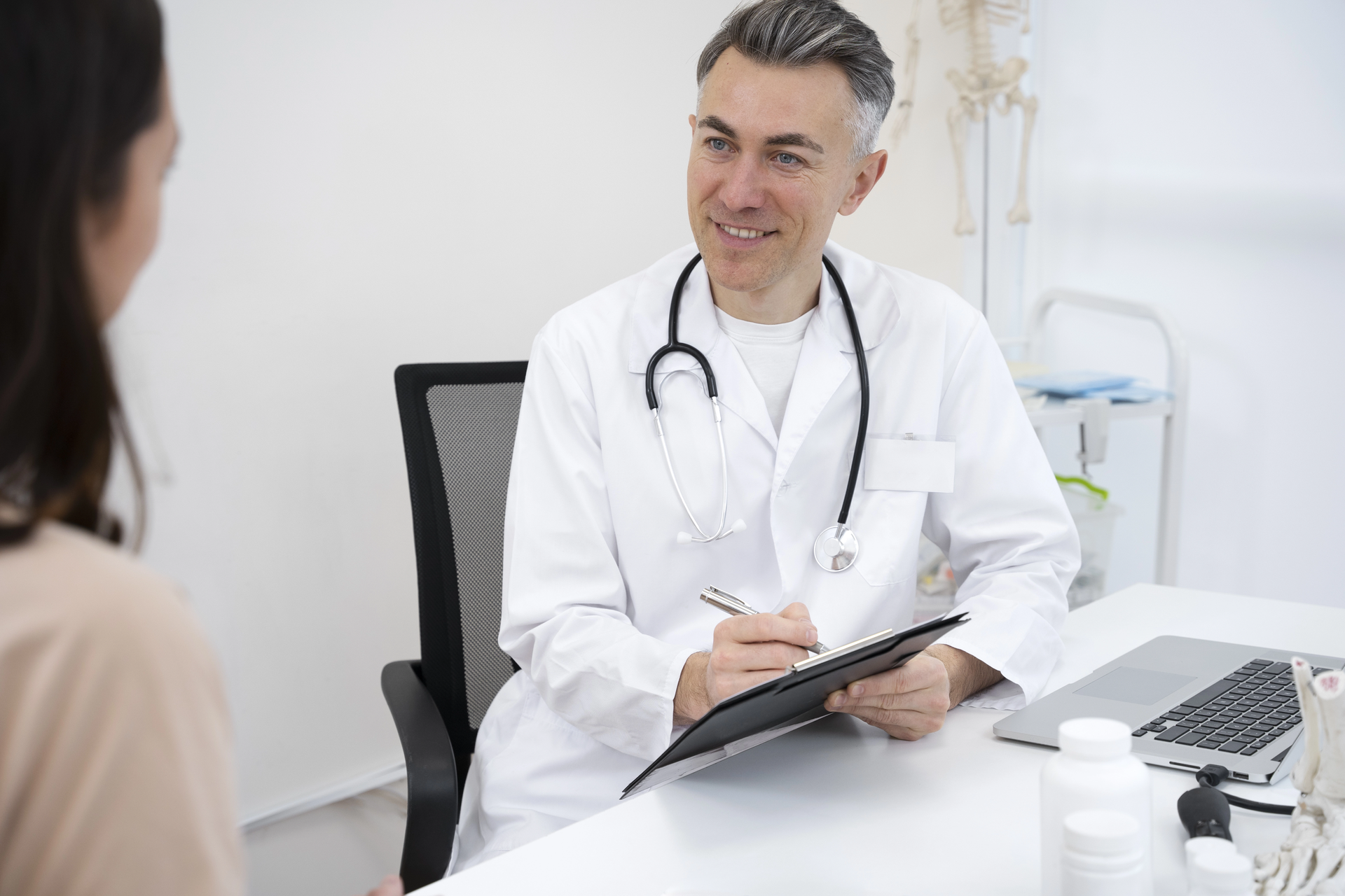 Sala de procedimiento ambulatorio con paciente tranquilo y médico explicando bloqueo