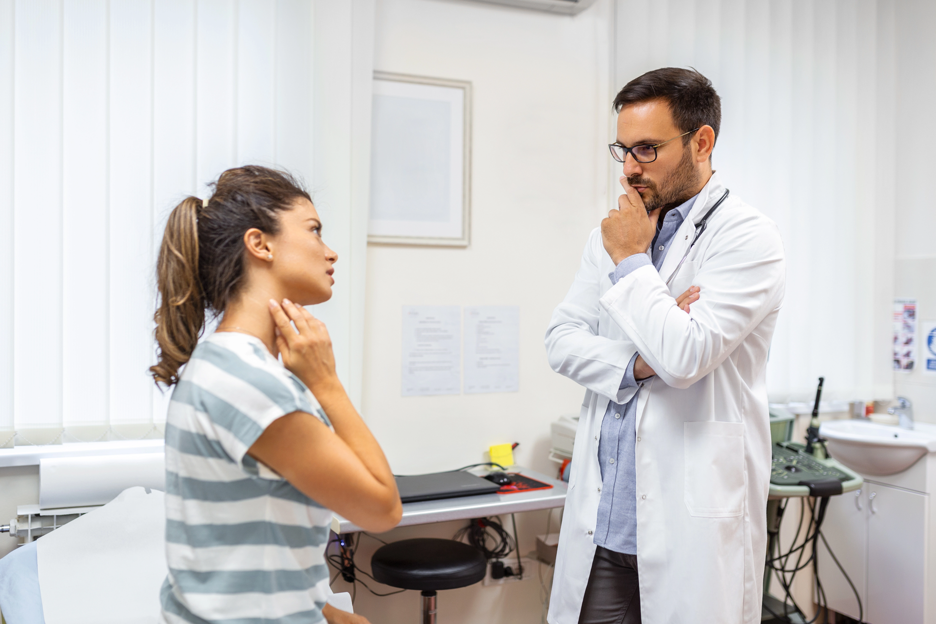 Médico explicando resonancia lumbar o cervical con hernia señalada a paciente